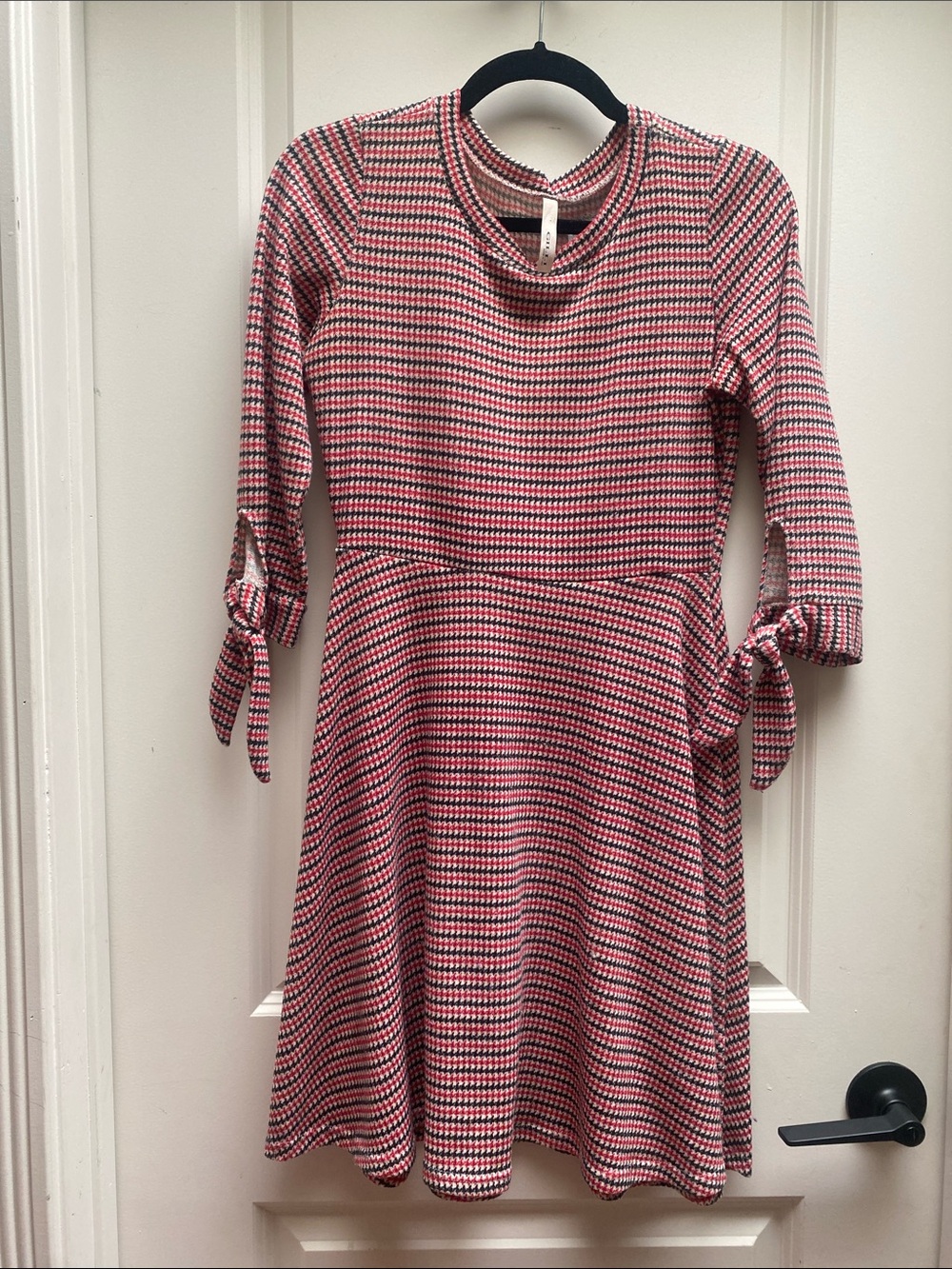 Gilli Small Maroon Houndstooth Long-Tie-Sleeve Dress